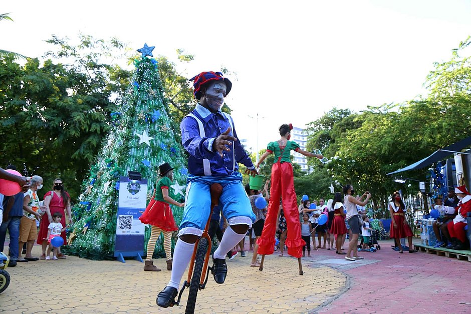 Praça Ana Lúcia Magalhães, na Pituba, ganha decoração natalina com materiais reciclados